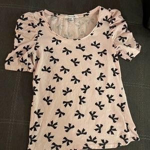 Light pink Bow tie tee size medium 🎀
